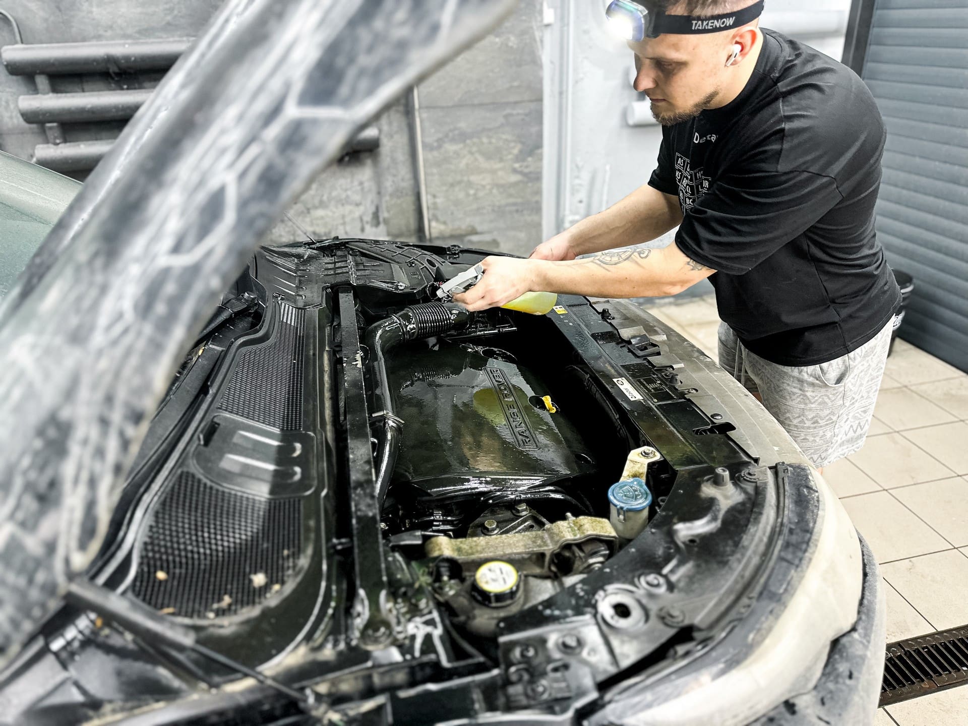 Мойка подкапотного пространства Evoque