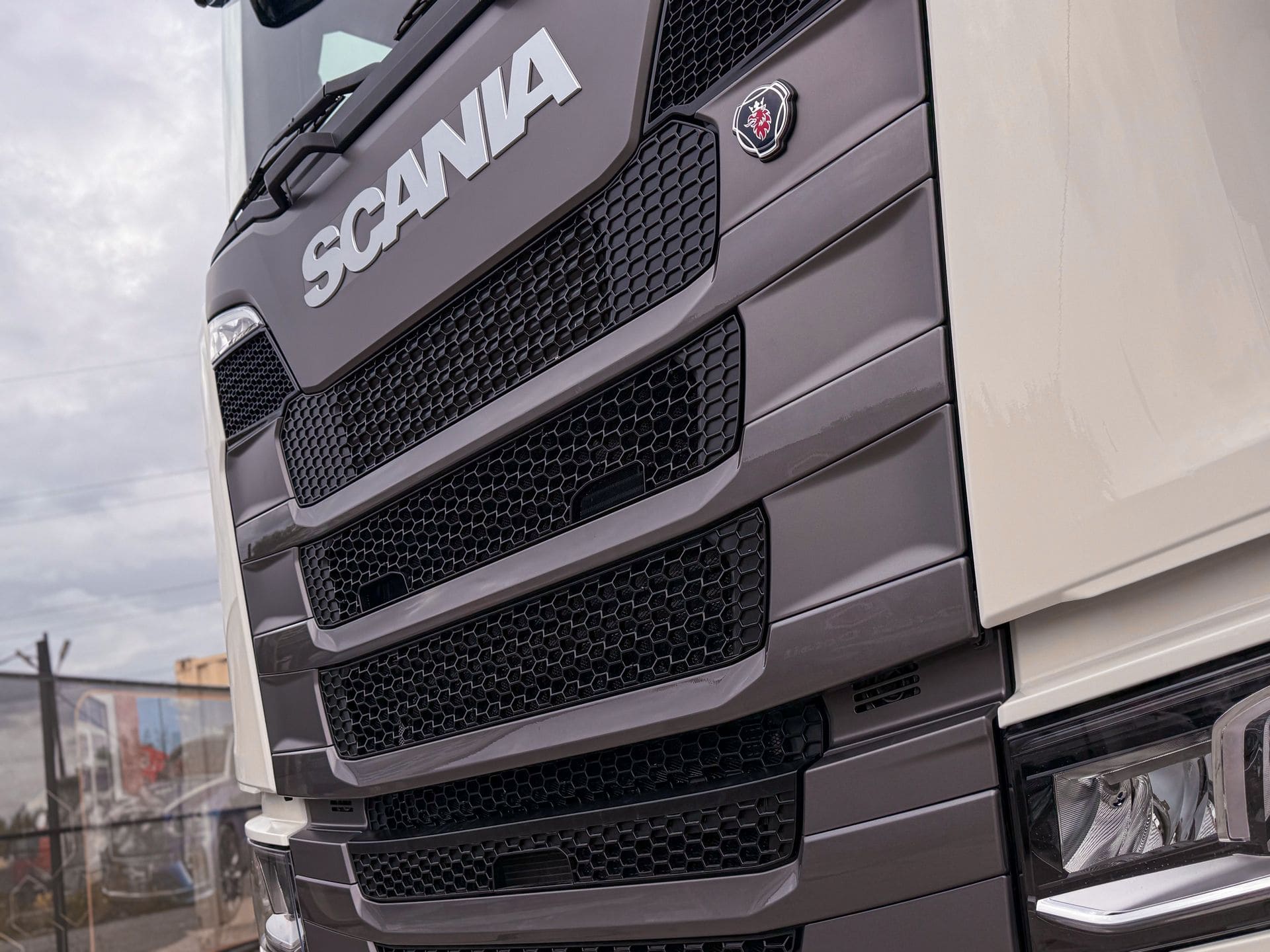 Защита и оклейка фуры Scania