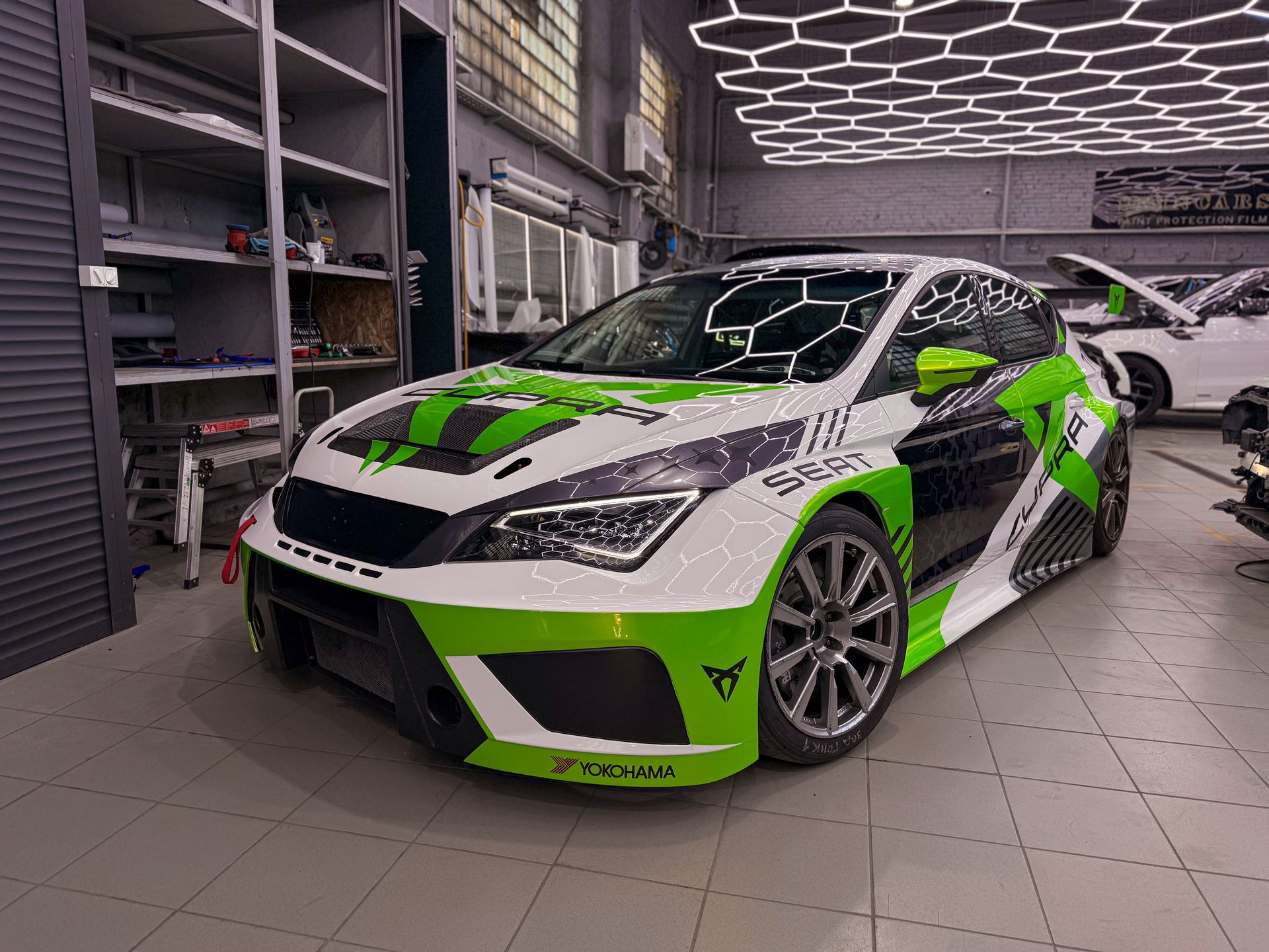 Оклейка гоночного Seat Leon Cupra