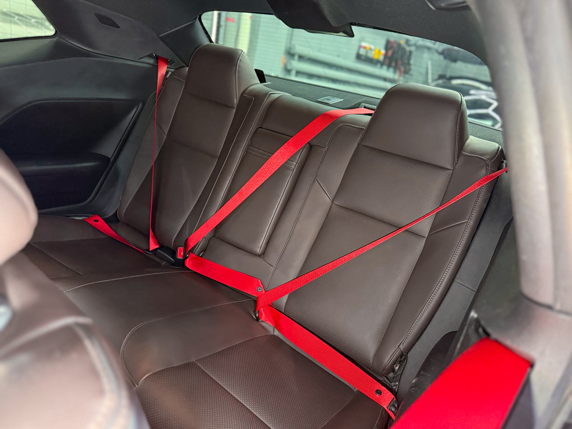 Индивидуализация салона Dodge Challenger: кованый карбон и яркие акценты в интерьере