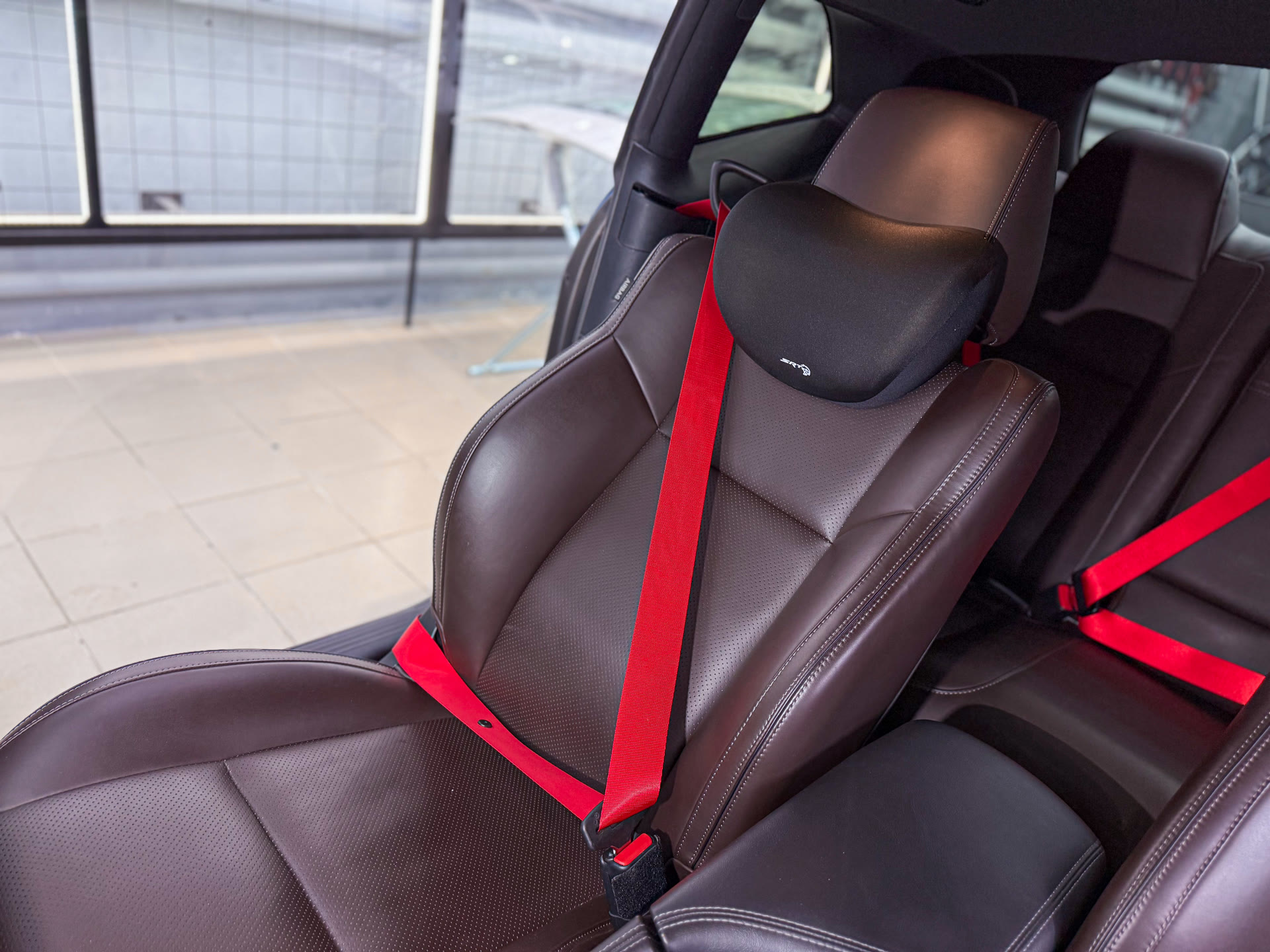 Индивидуализация салона Dodge Challenger: кованый карбон и яркие акценты в интерьере