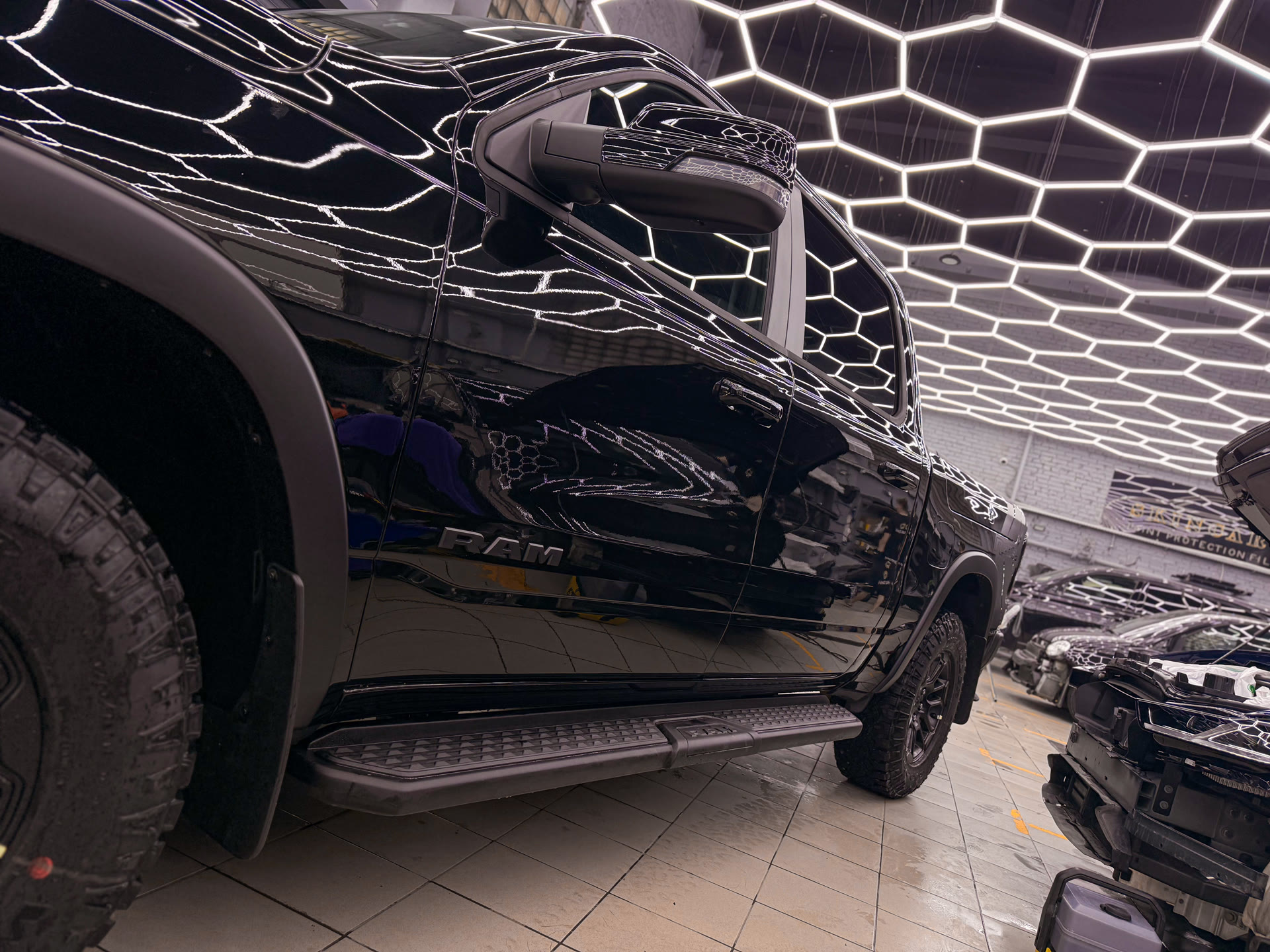 Комплексная защита Dodge Ram Rebel: полиуретановая плёнка, сохранение фирменного стиля и подготовка к любым дорогам