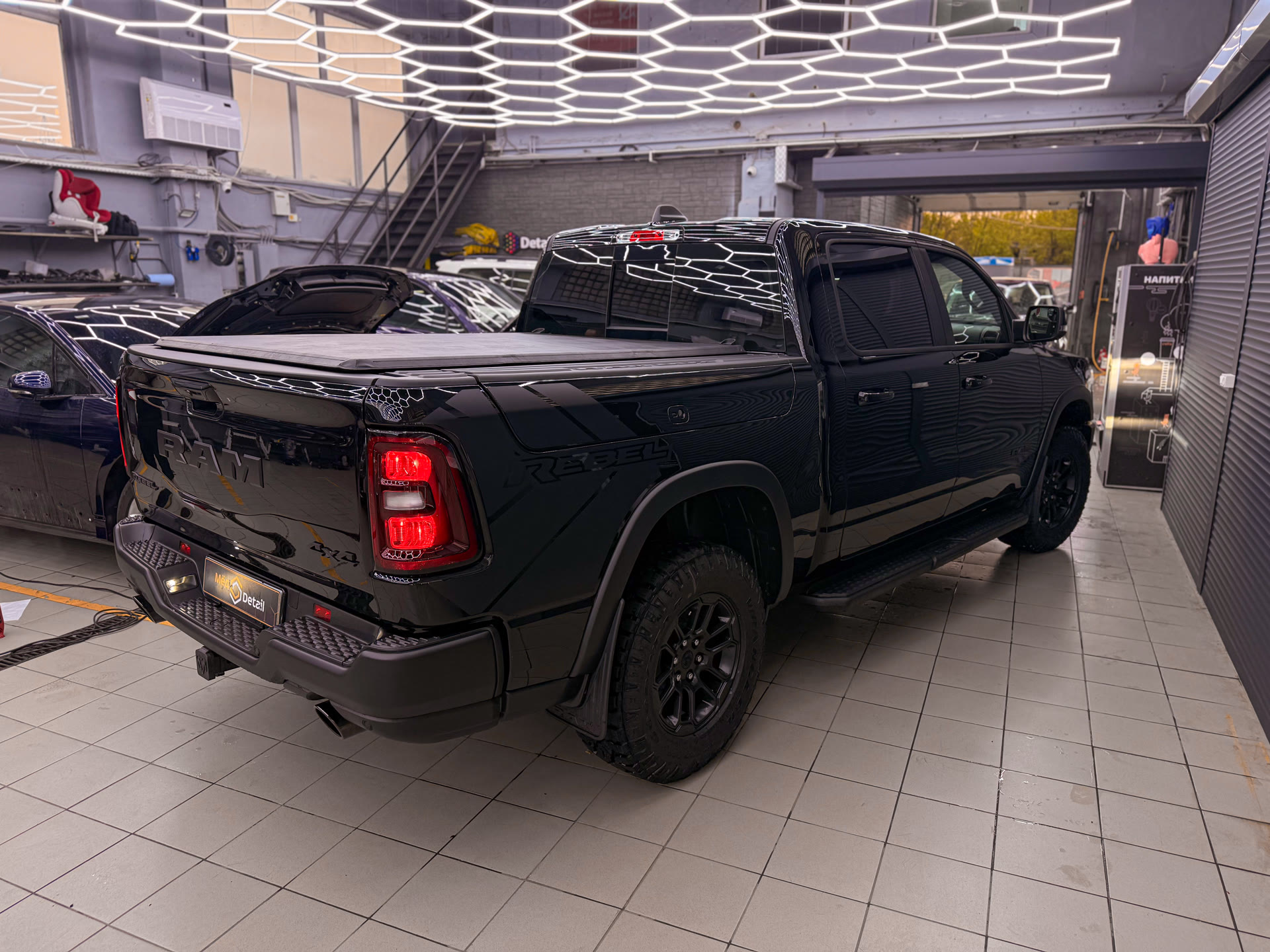 Комплексная защита Dodge Ram Rebel: полиуретановая плёнка, сохранение фирменного стиля и подготовка к любым дорогам