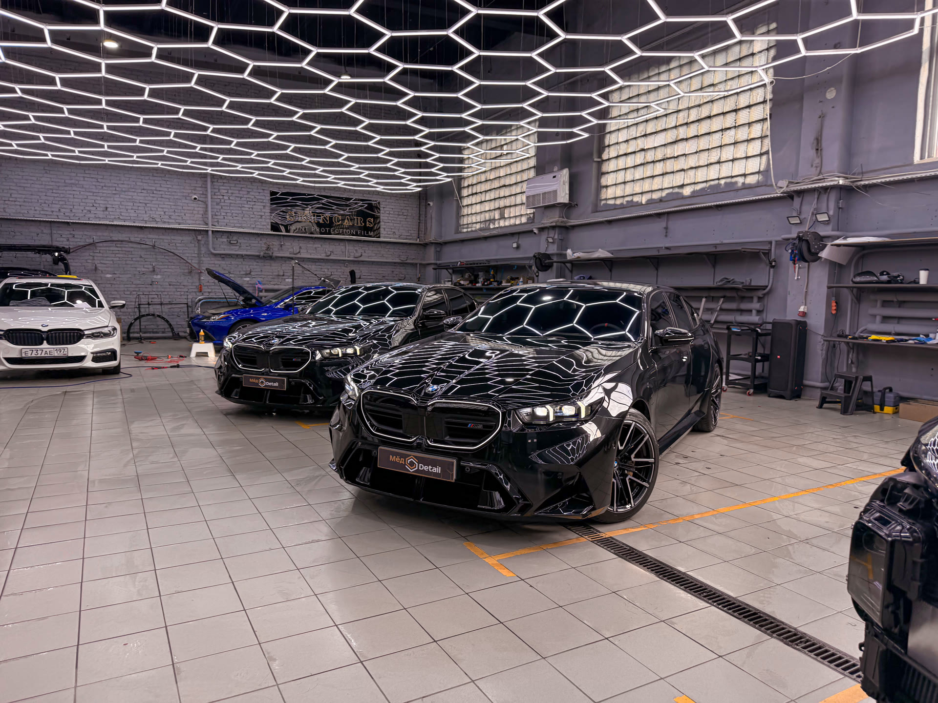Комплексная защита двух BMW M5 G90: идентичная оклейка для автомобилей братьев-близнецов