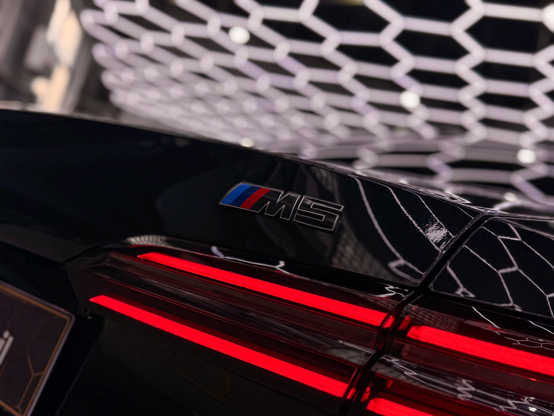 Комплексная защита двух BMW M5 G90: идентичная оклейка для автомобилей братьев-близнецов