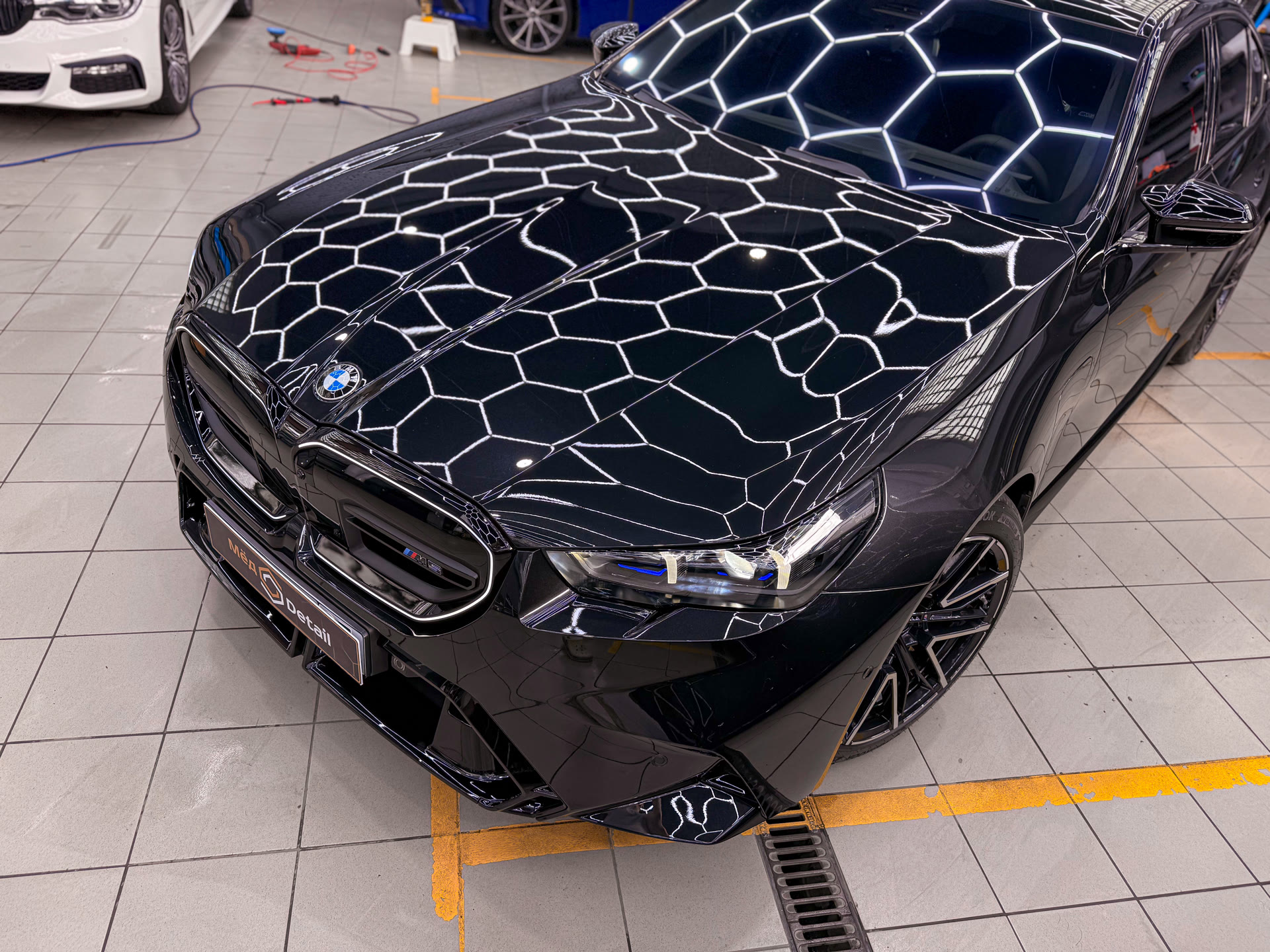 Комплексная защита двух BMW M5 G90: идентичная оклейка для автомобилей братьев-близнецов