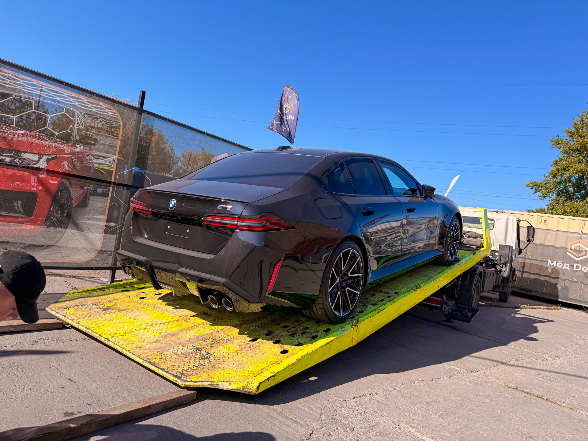 Комплексная защита двух BMW M5 G90: идентичная оклейка для автомобилей братьев-близнецов