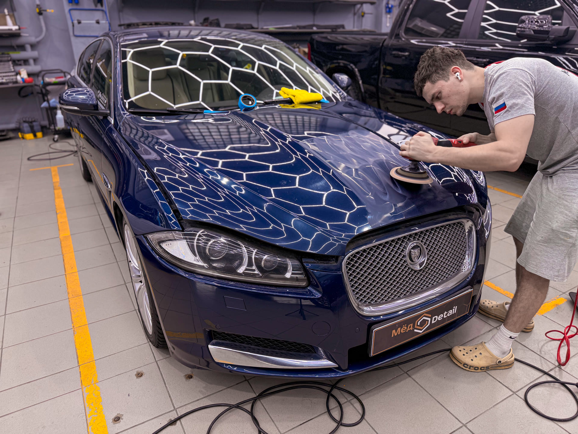 Комплексное восстановление Jaguar XJ: полировка кузова, химчистка салона и возвращение первоначального блеска