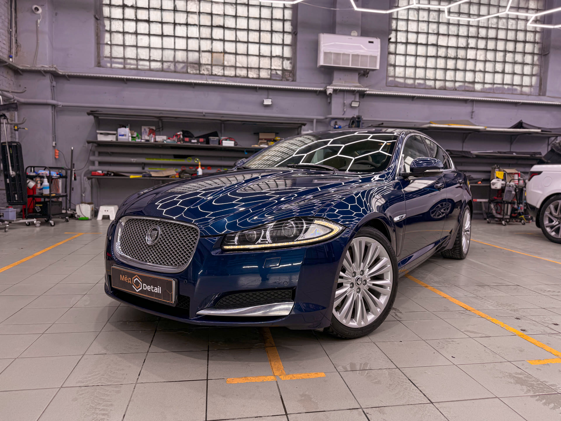 Комплексное восстановление Jaguar XJ: полировка кузова, химчистка салона и возвращение первоначального блеска