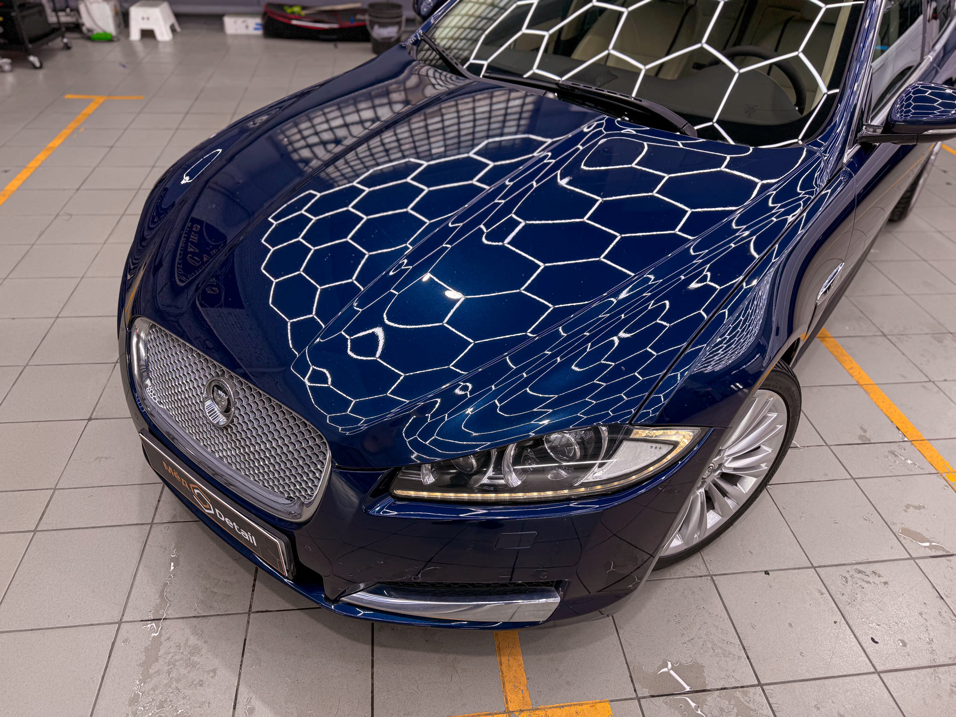 Комплексное восстановление Jaguar XJ: полировка кузова, химчистка салона и возвращение первоначального блеска