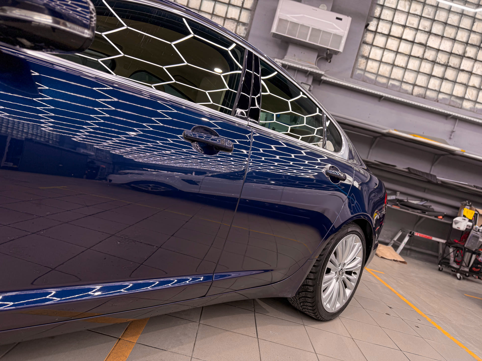 Комплексное восстановление Jaguar XJ: полировка кузова, химчистка салона и возвращение первоначального блеска