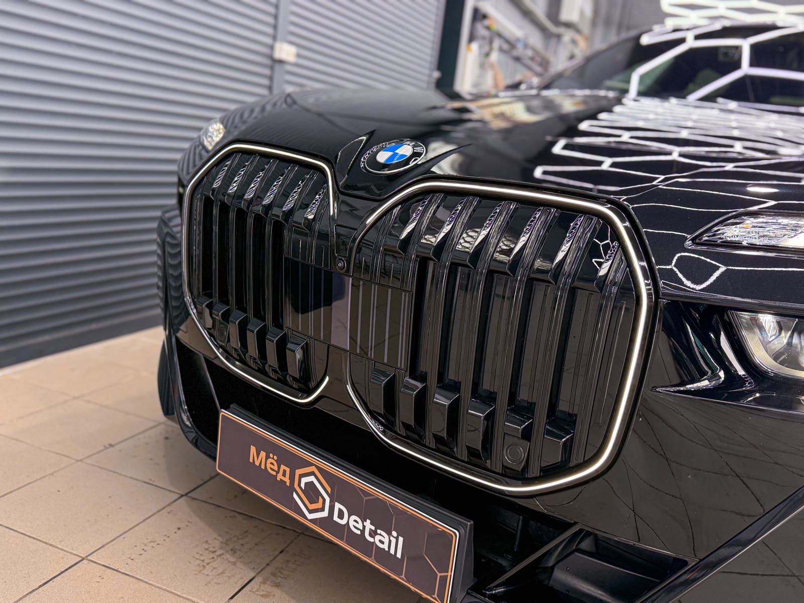 Комплексная защита и антихром BMW 7 — в процессе защиты глянцевых элементов, кадр 2