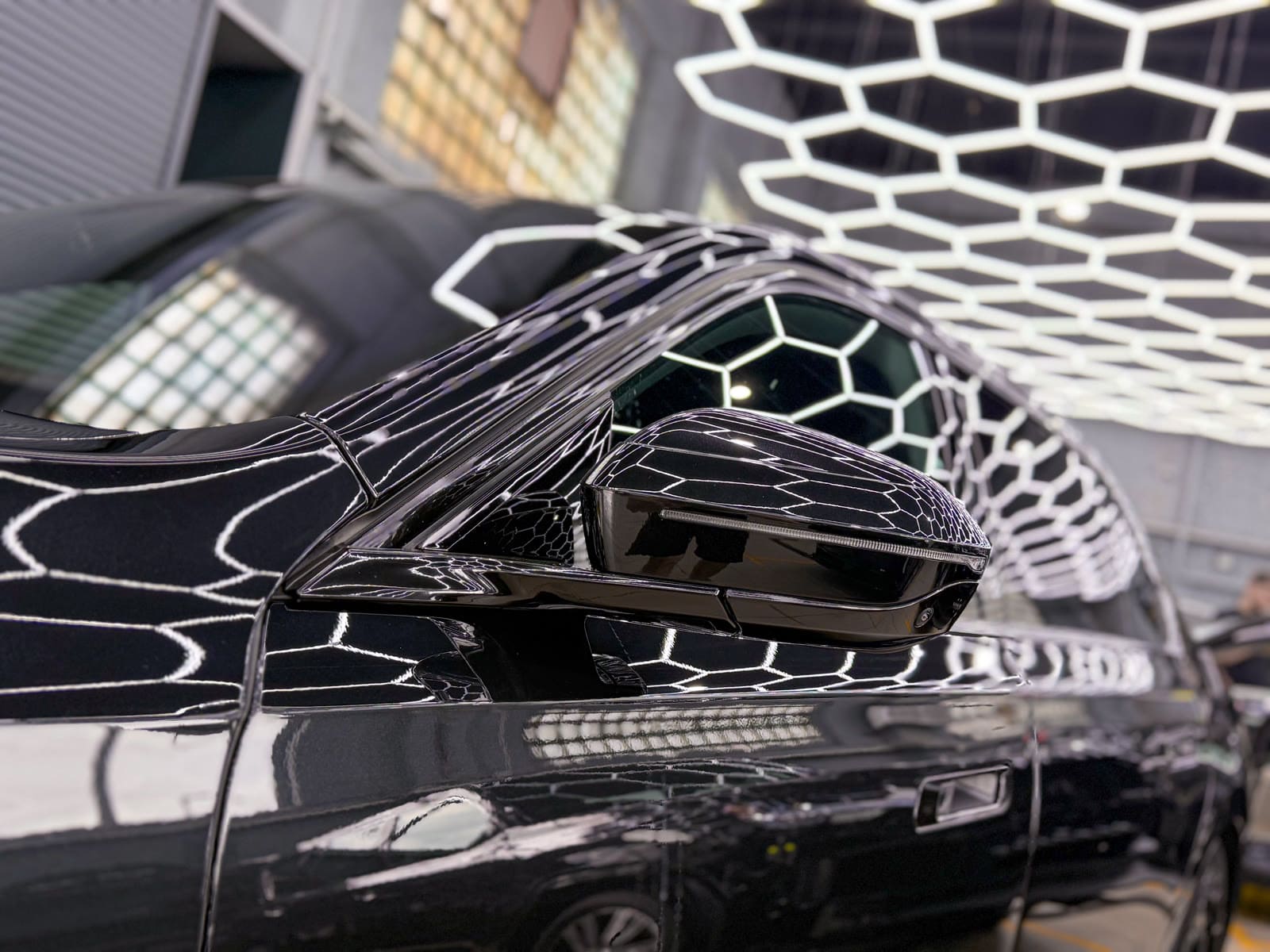 Комплексная защита и антихром BMW 7 — в процессе защиты глянцевых элементов, кадр 4