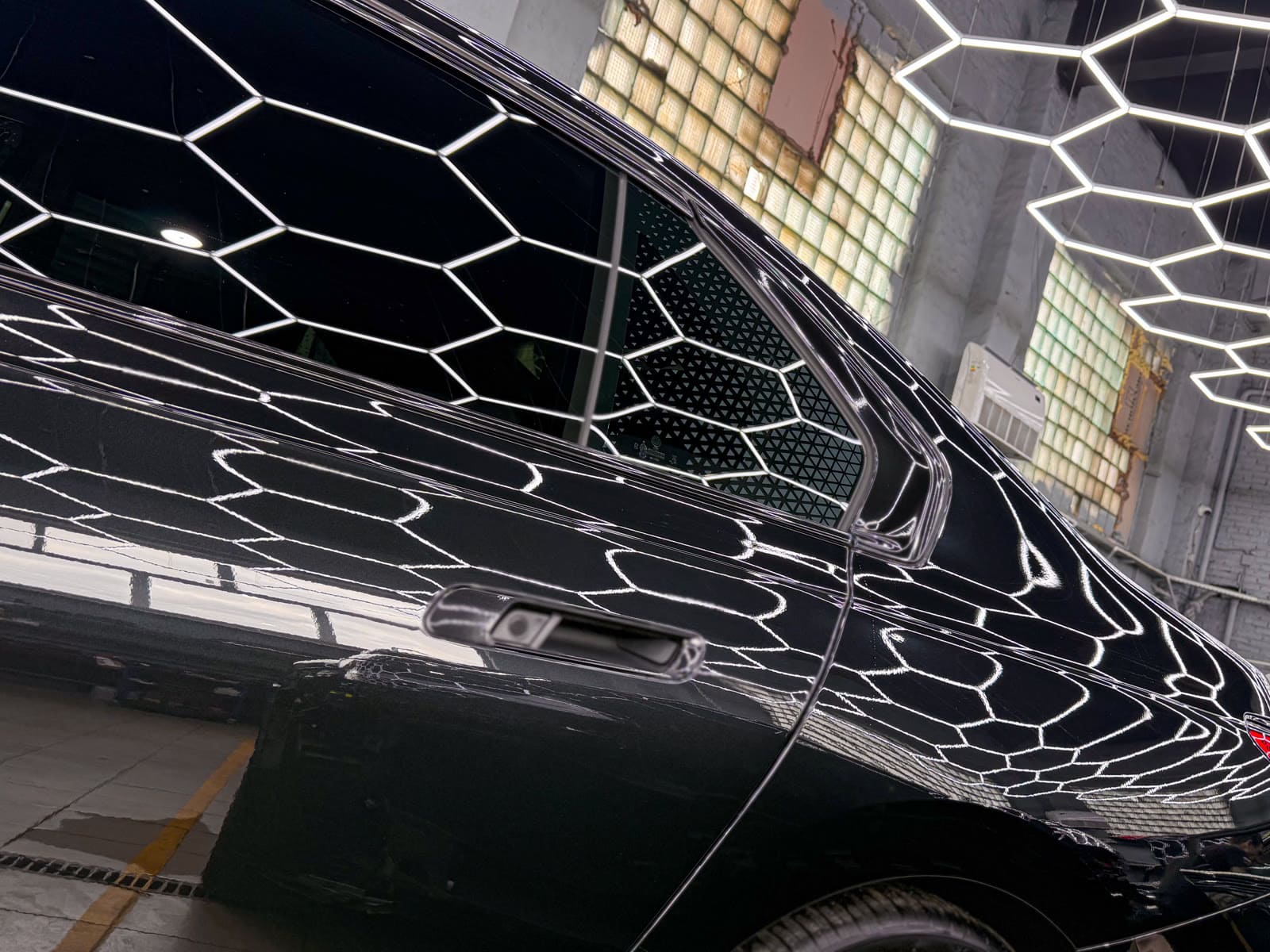 Комплексная защита и антихром BMW 7 — в процессе защиты глянцевых элементов, кадр 5