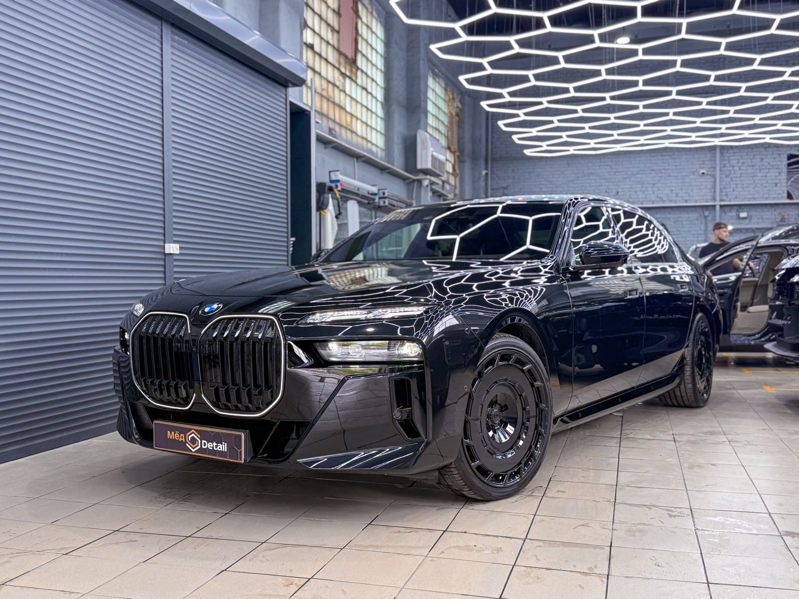 Комплексная защита и антихром BMW 7 — после защиты глянцевых элементов, кадр 10