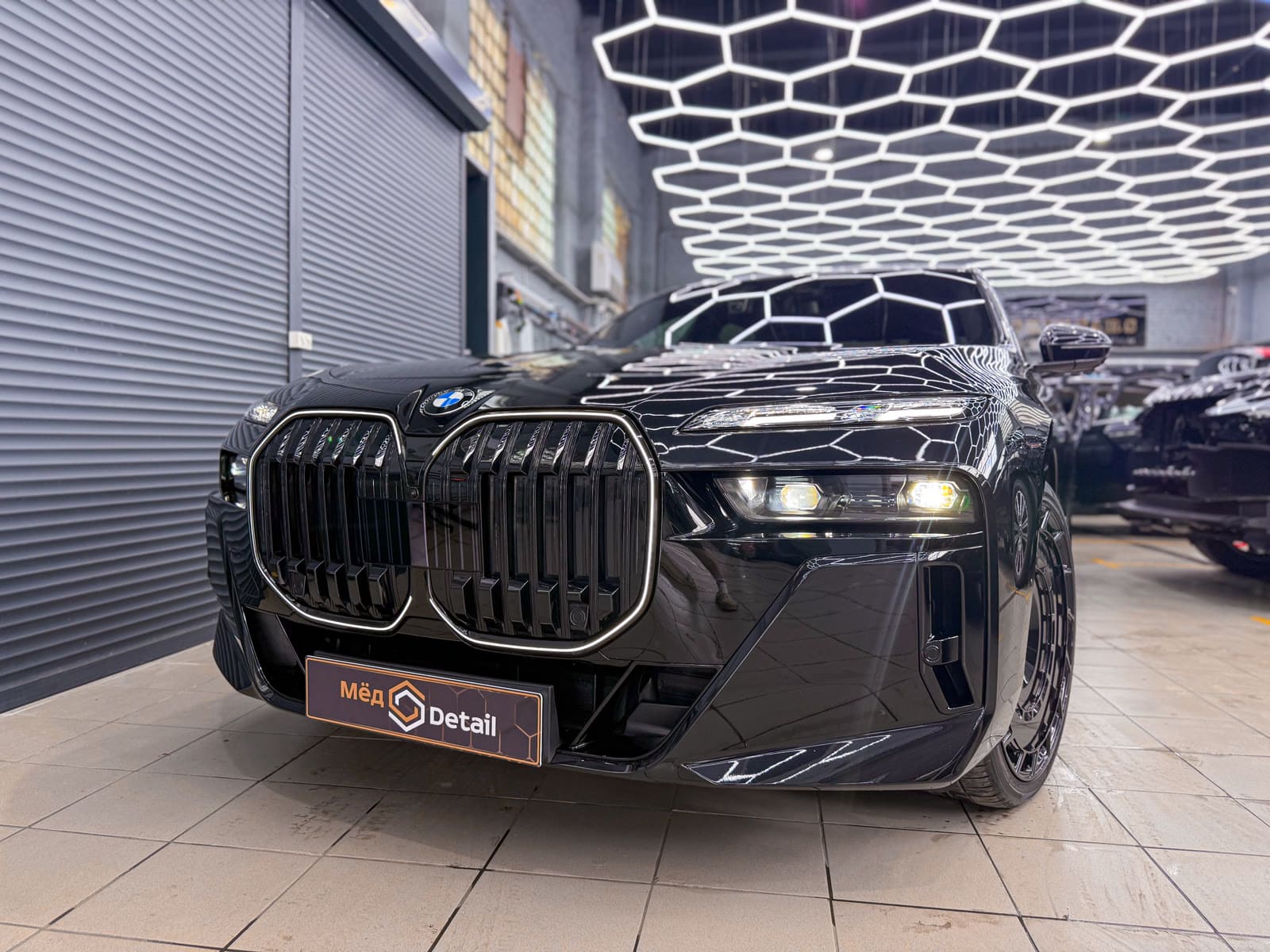 Комплексная защита и антихром BMW 7 — после защиты глянцевых элементов, кадр 7
