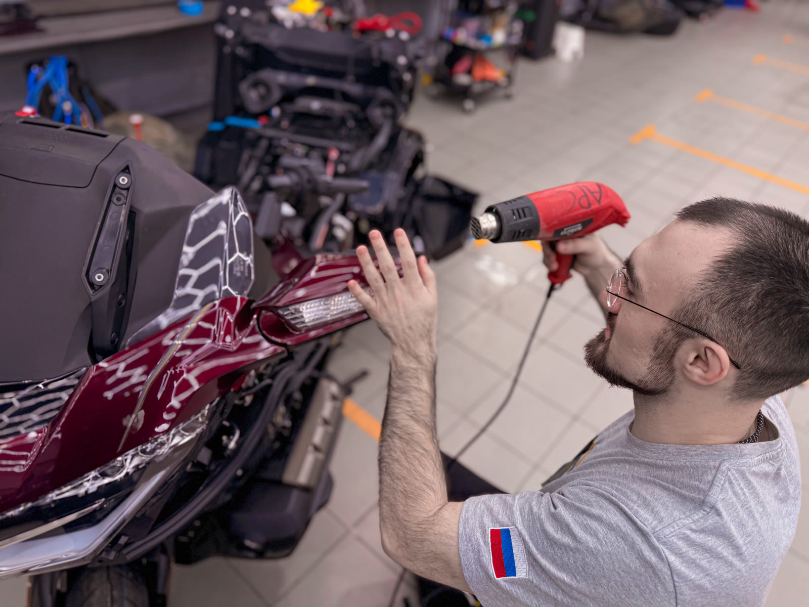 Защита юбилейного Honda Gold Wing полиуретановой пленкой — в процессе защиты глянцевых элементов, кадр 2