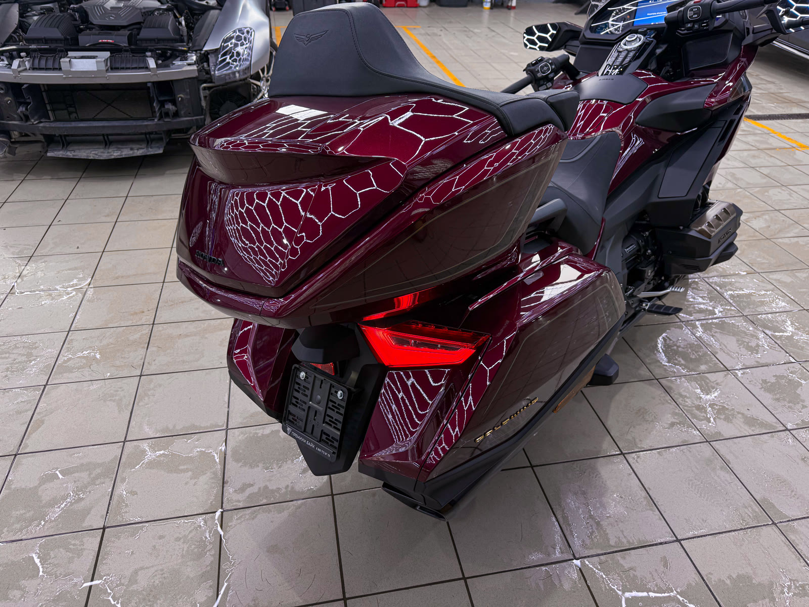 Защита юбилейного Honda Gold Wing полиуретановой пленкой — после защиты глянцевых элементов, кадр 9