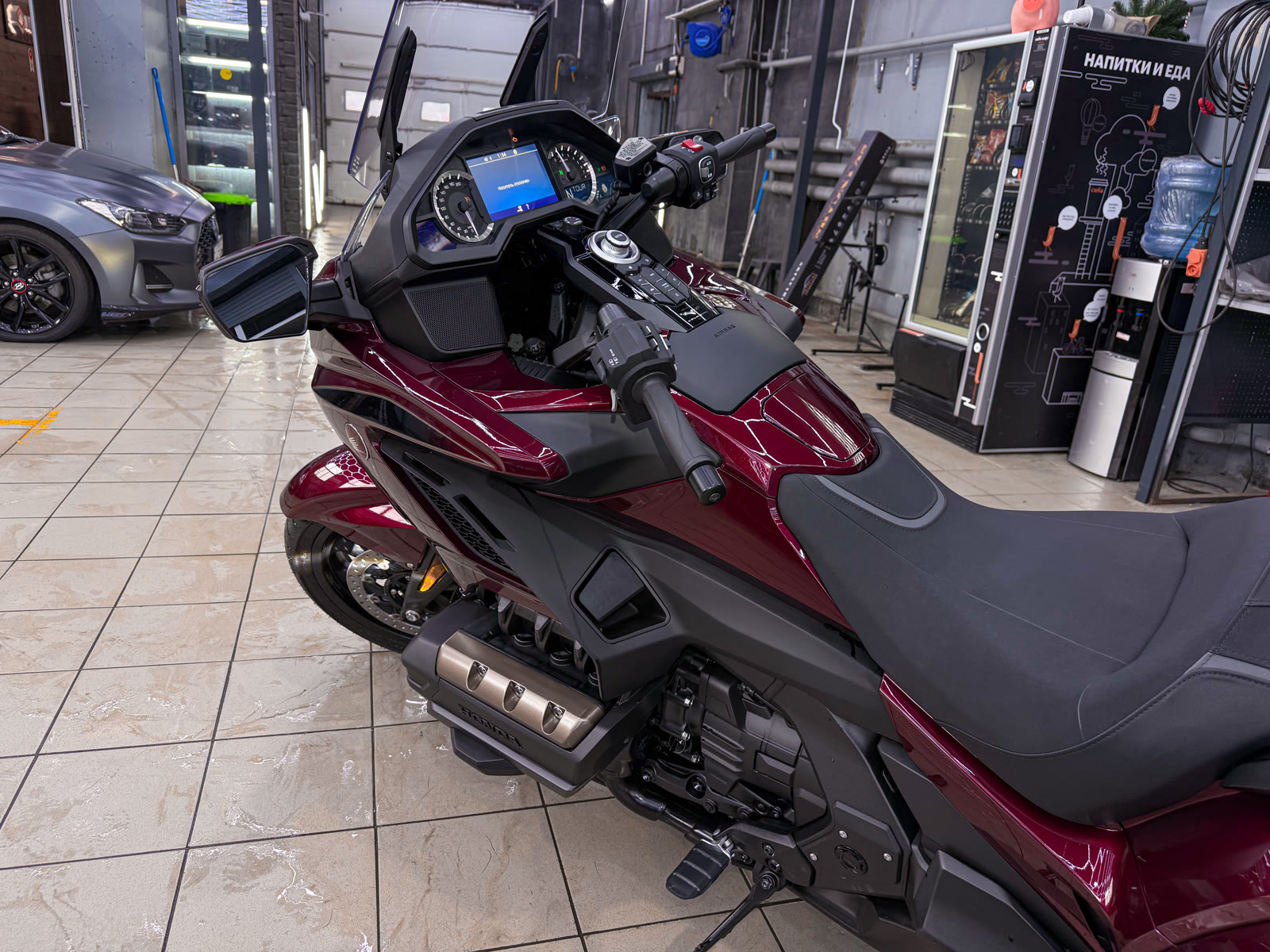 Защита юбилейного Honda Gold Wing полиуретановой пленкой — после защиты глянцевых элементов, кадр 12