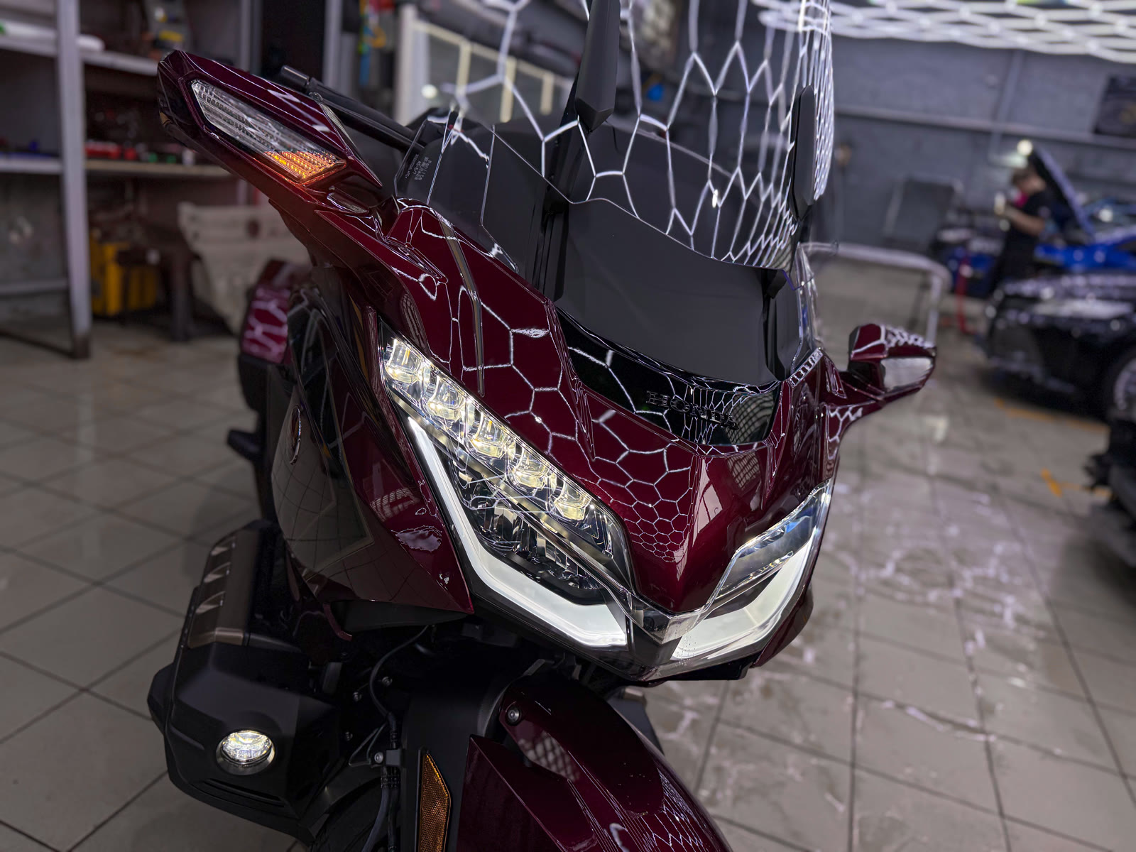 Защита юбилейного Honda Gold Wing полиуретановой пленкой — после защиты глянцевых элементов, кадр 14