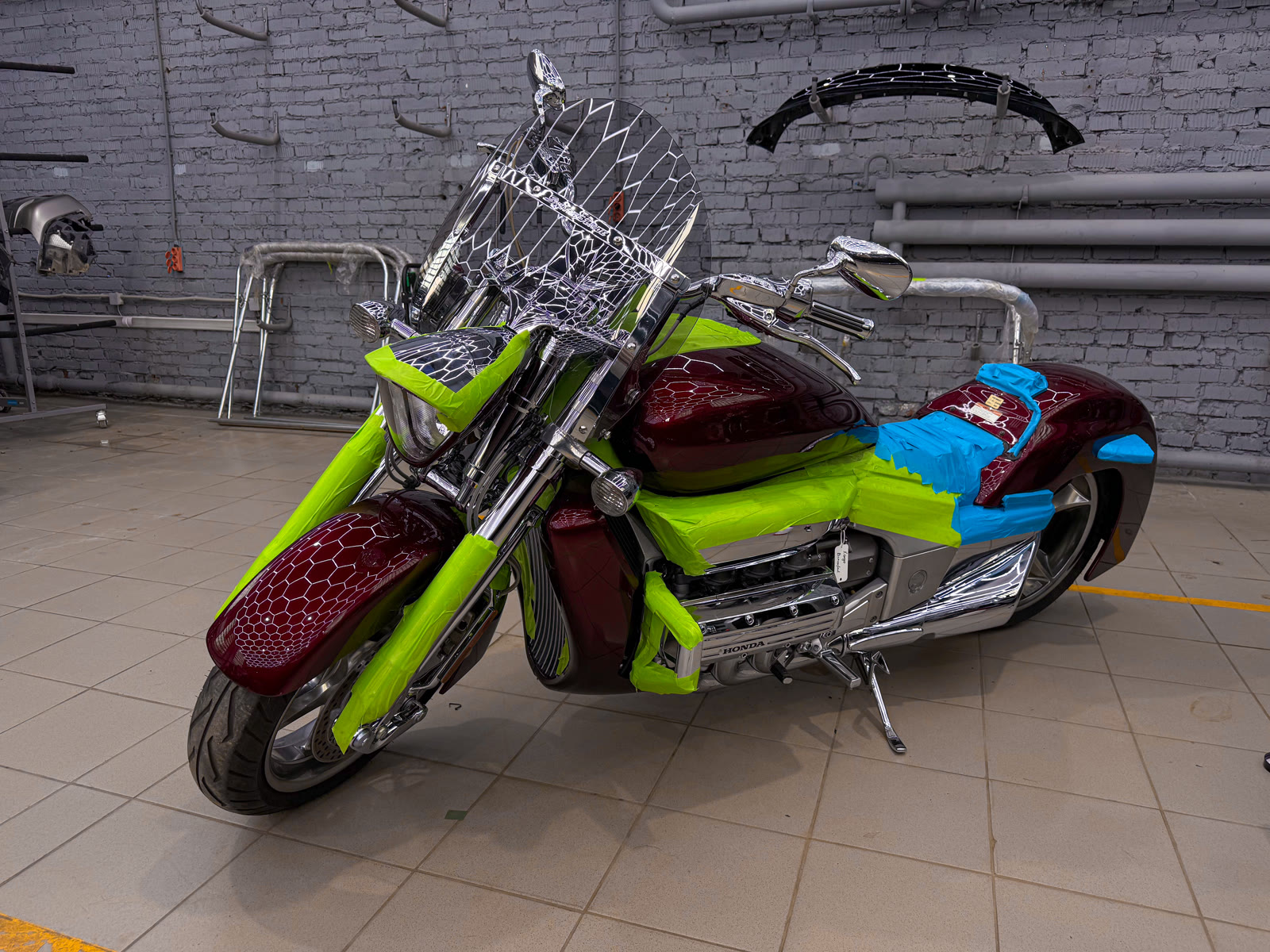 Детейлинг-полировка Honda Valkyrie Rune — в процессе защиты глянцевых элементов, кадр 5