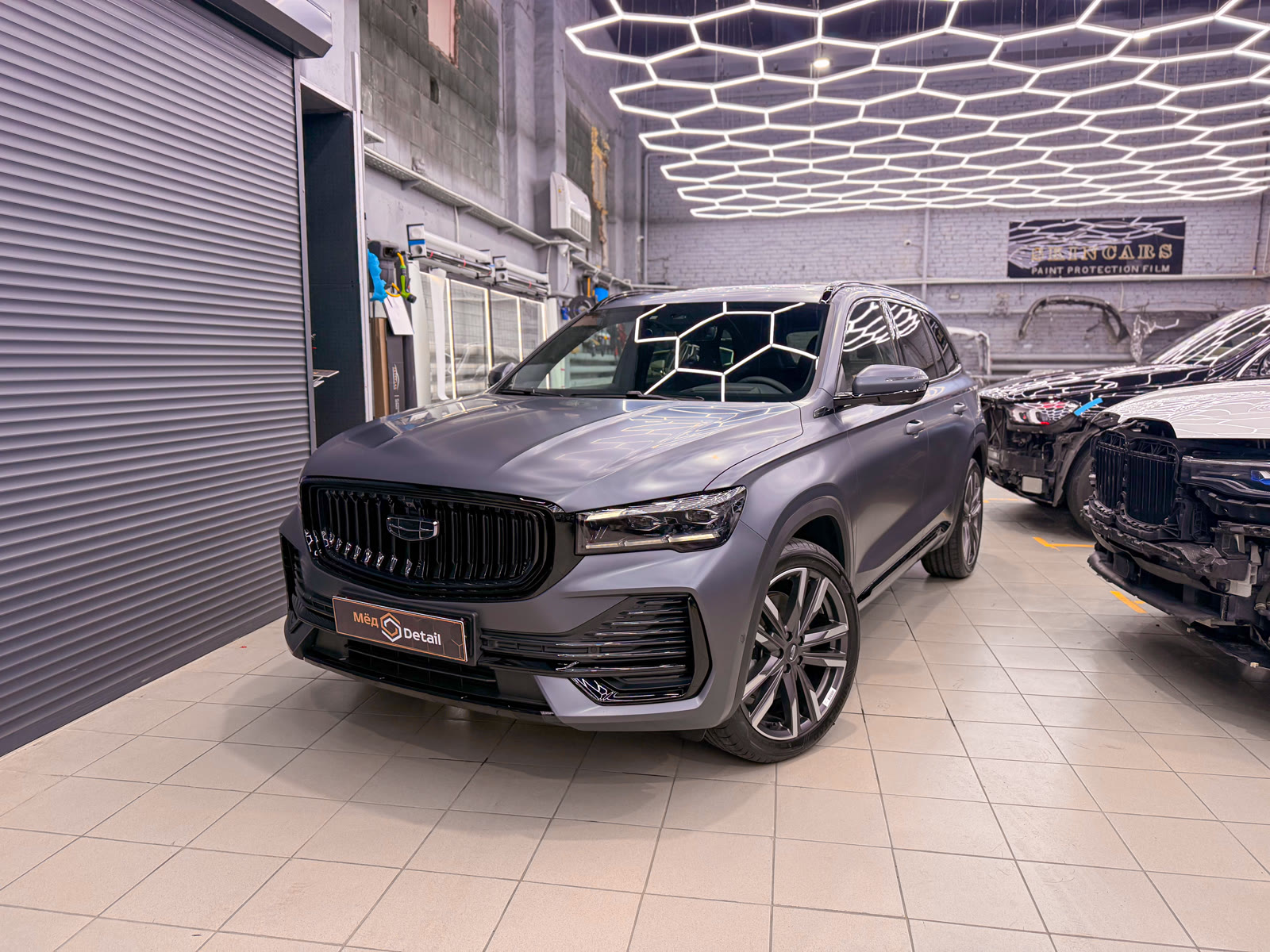 Матовая защита и антихром Geely Monjaro