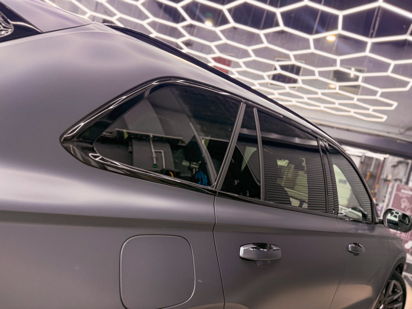 матовая боковая панель Geely Monjaro после оклейки