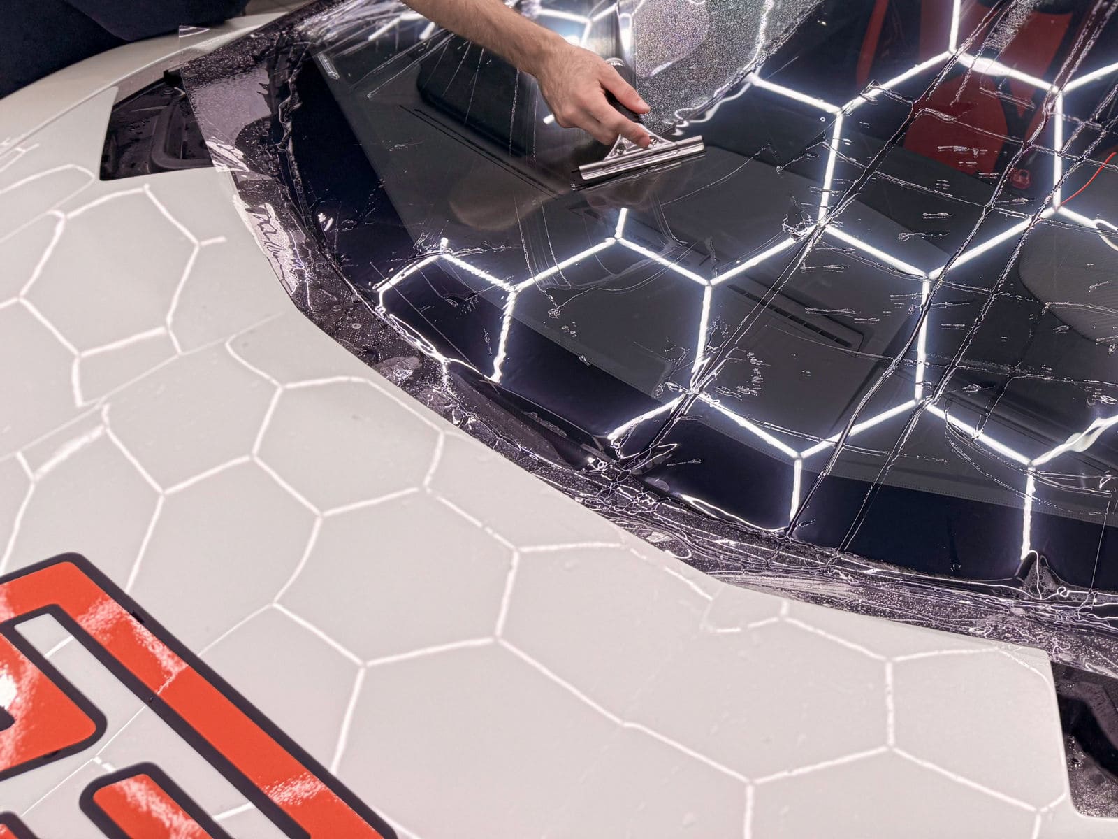 нанесение защитной пленки на переднюю часть Lamborghini Aventador SVJ 63