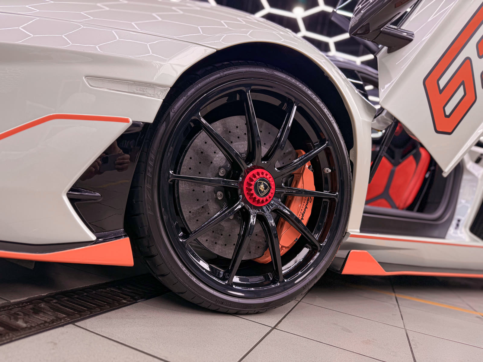 передняя часть Lamborghini Aventador SVJ 63 после защиты