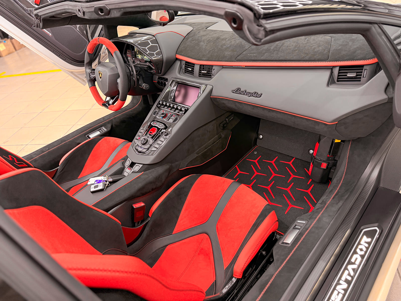 передняя часть салона Lamborghini Aventador SVJ 63 после работ