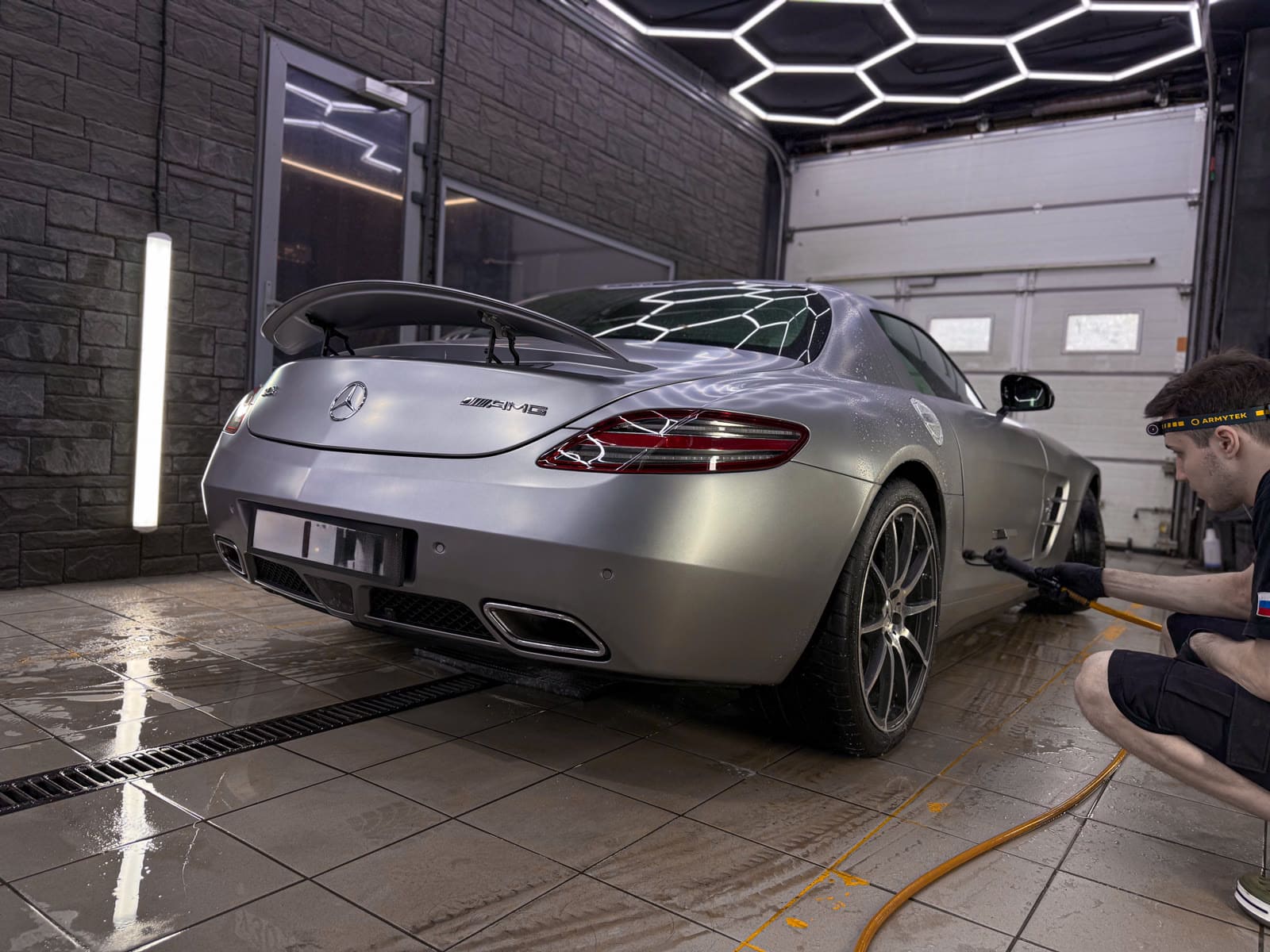 Mercedes-AMG SLS после полной защиты матовой пленкой вид сзади