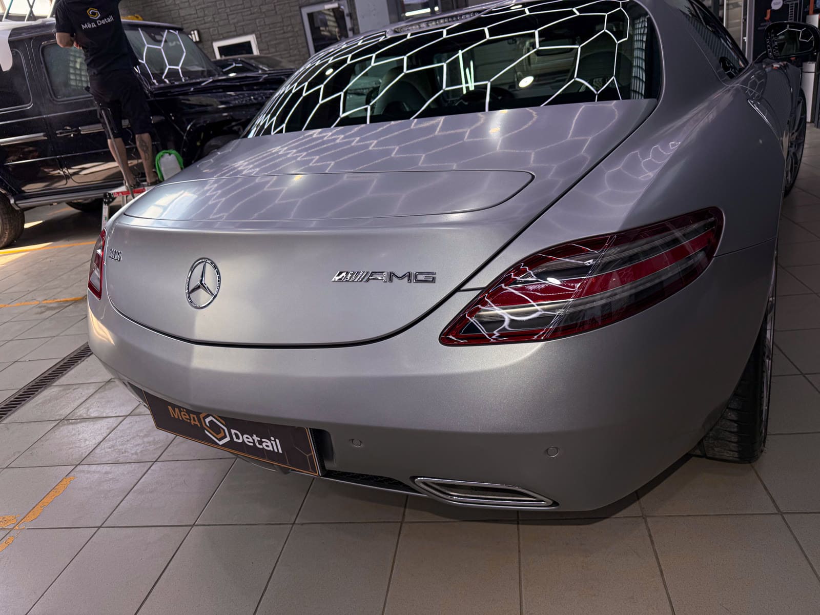 задняя часть Mercedes-AMG SLS с защищенными фонарями