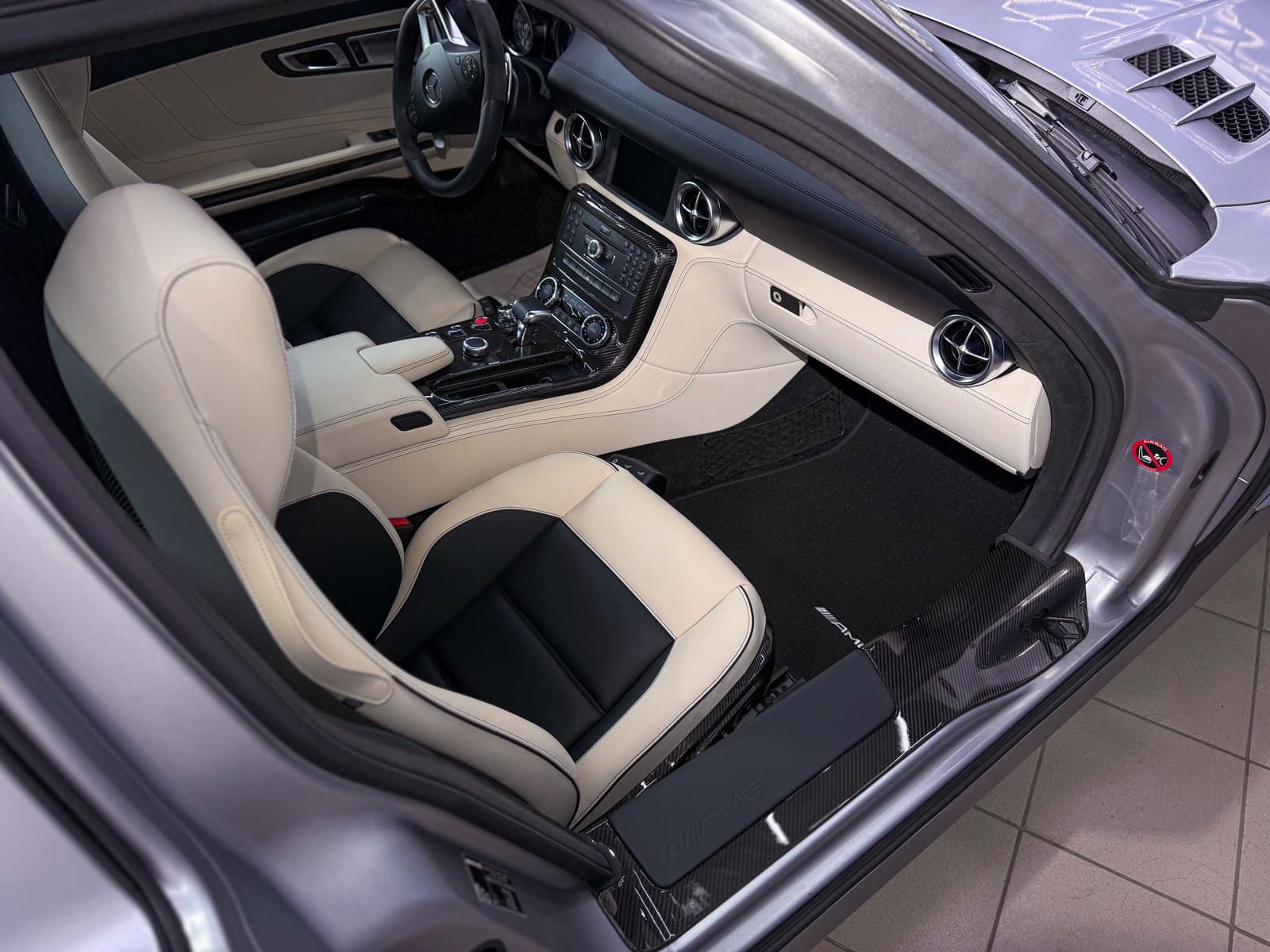 светлый салон Mercedes-AMG SLS после химчистки