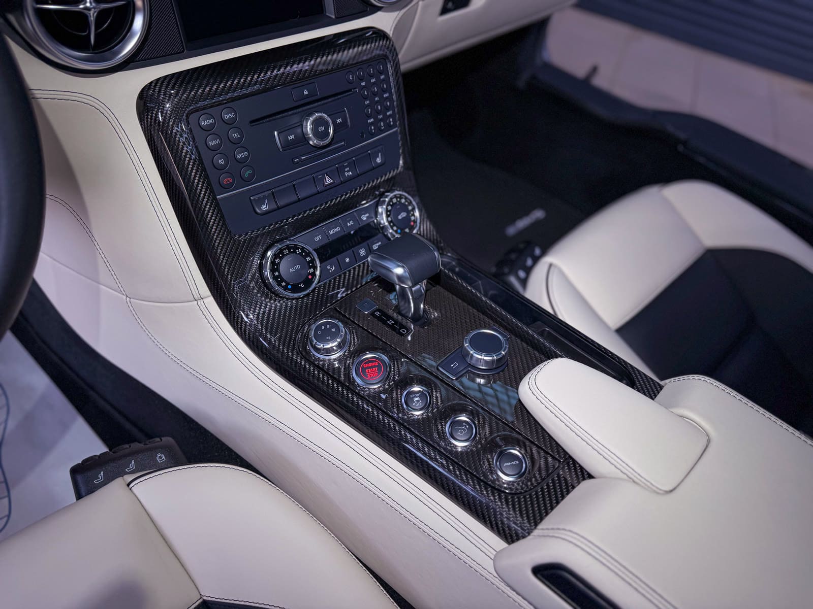 центральная консоль салона Mercedes-AMG SLS