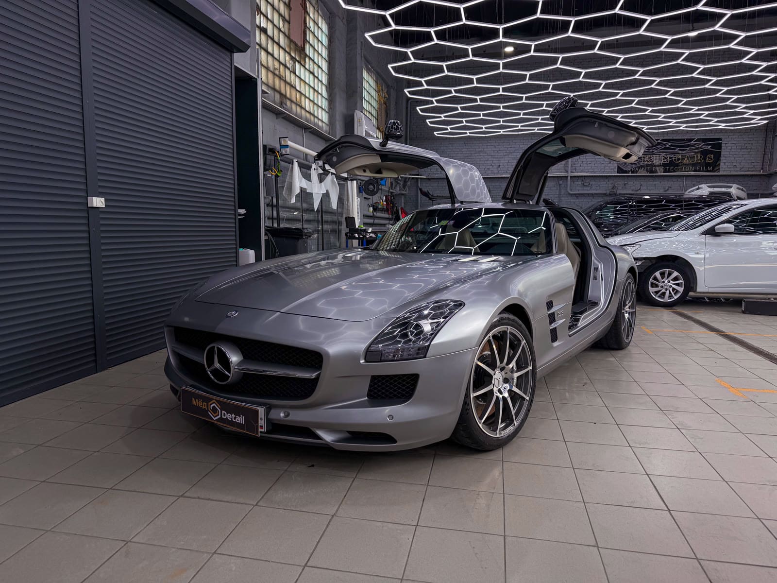 Mercedes-AMG SLS «Чайка» с открытыми дверями после защиты кузова