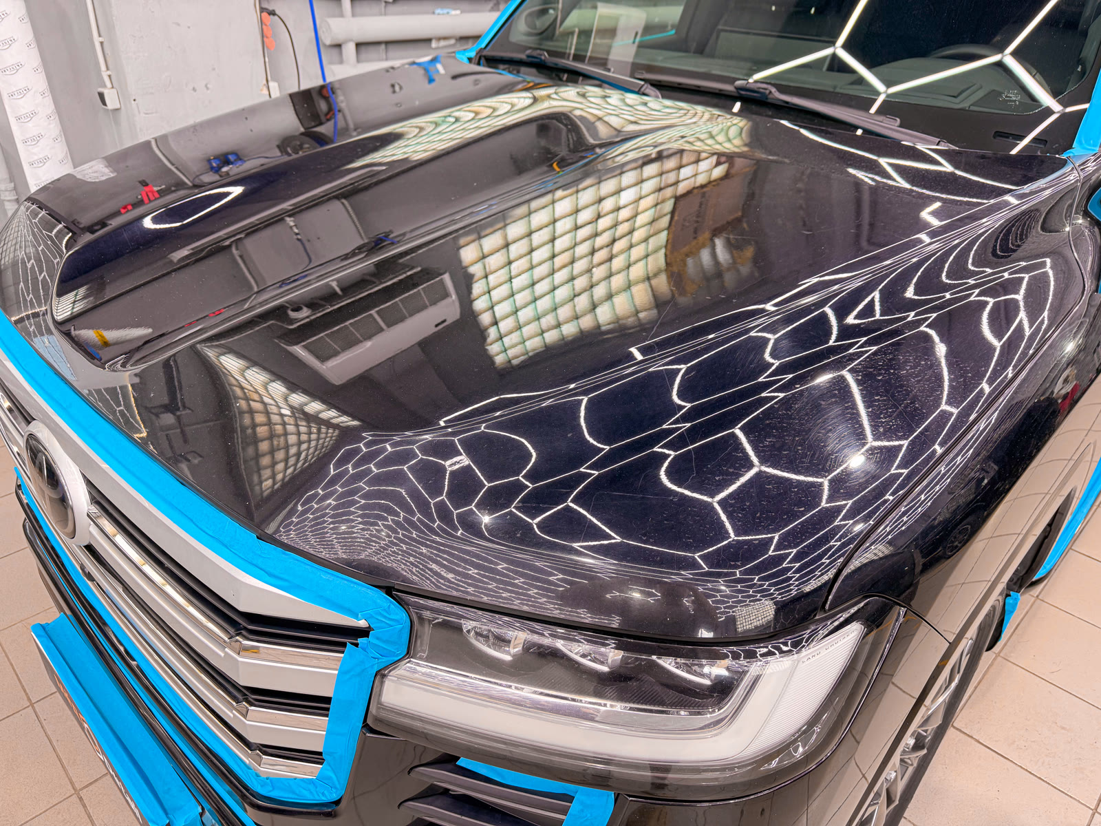 капот Toyota Land Cruiser 300 с маскировкой перед полировкой