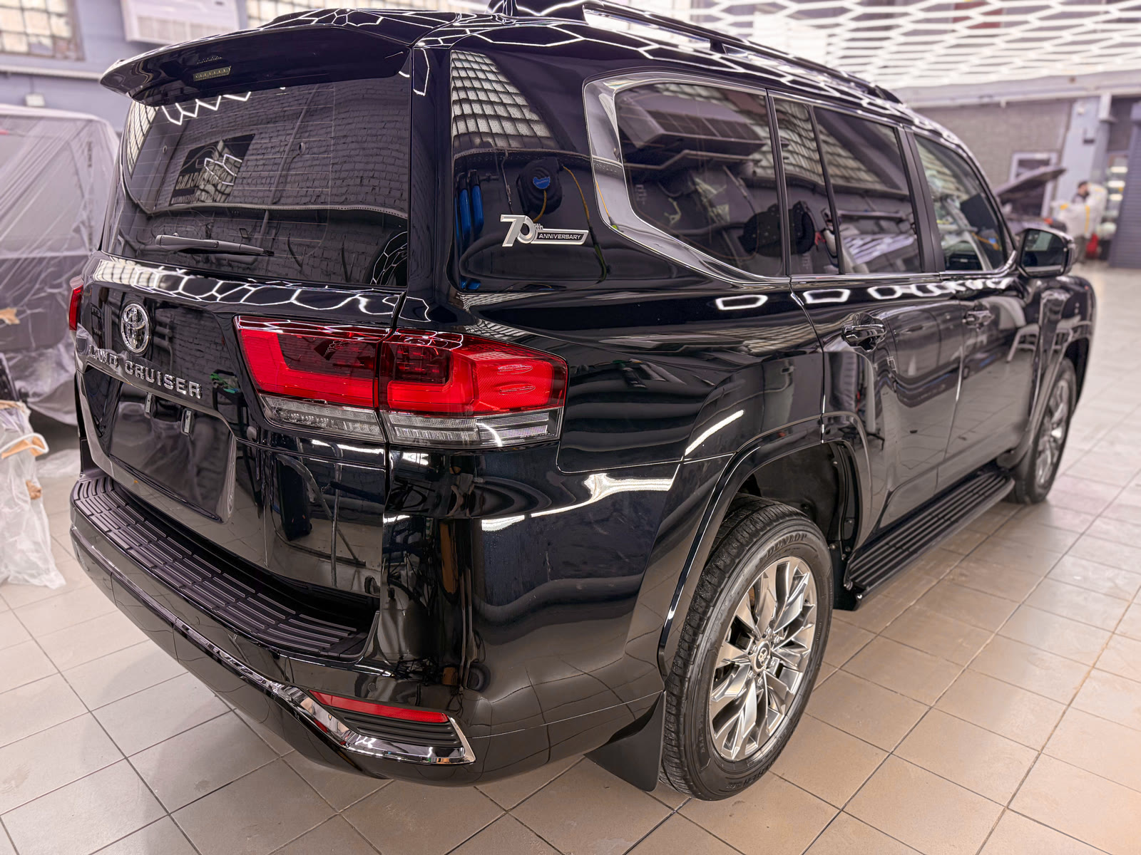 Toyota Land Cruiser 300 после полировки задний трёхчетвертный вид